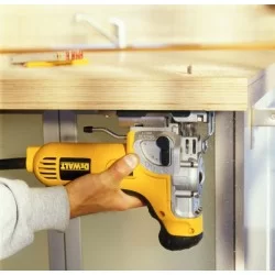 Wyrzynarka DEWALT DW333KT 701W 130mm gł/cię