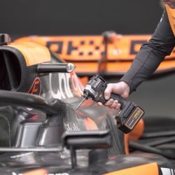 Zestaw COMBO DeWALT DCK200MM2T McLaren F1 wkrętarka DCD85M i zakrętarka DCF85M + 2x4Ah, ładowarka i walizka
