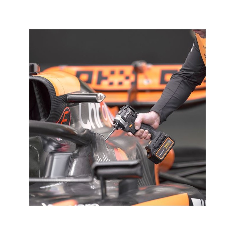 Zestaw COMBO DeWALT DCK200MM2T McLaren F1 wkrętarka DCD85M i zakrętarka DCF85M + 2x4Ah, ładowarka i walizka