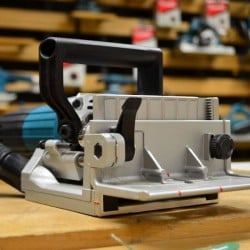 Frezarka lamelownica 701W 100x20mm Makita PJ7000J