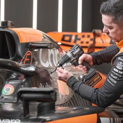 Zestaw COMBO DeWALT DCK200MP2T McLaren F1 wkrętarka DCD85M i zakrętarka DCF85M + 2x5Ah ładowarka i walizka
