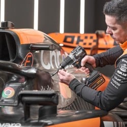 Wkrętarka udarowa DeWALT DCD85MM2T McLaren F1 XR 18V 2x4Ah BL 90Nm walizka