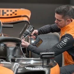Wkrętarka udarowa DeWALT DCD85MM2T McLaren F1 XR 18V 2x4Ah BL 90Nm walizka