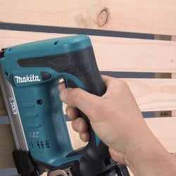 Akumulatorowy zszywacz Makita DST221ZJ LXT 18V 1,5Ah 10-22mm, walizka MakPac