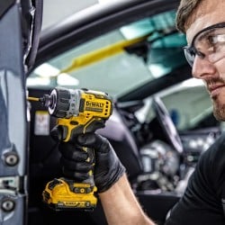 Wkrętarka 12V BL 8 Nm 2x2Ah kufer DeWALT DCF601D2