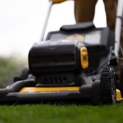 Kosiarka akumulatorowa DeWALT DCMWSP156N 2x18V napęd body