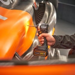 Zakrętarka udarowa DeWALT DCF85MM2T XR 18V 2x4Ah BL F1 McLaren 205Nm walizka