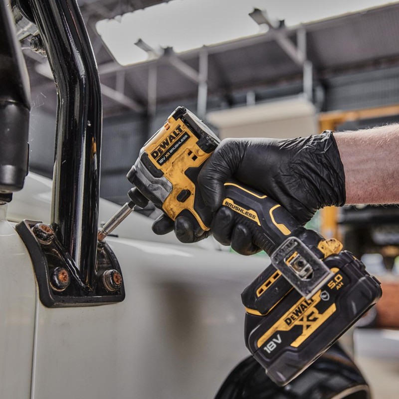 Zakrętarka udarowa 18V 2x2Ah 206Nm DeWALT