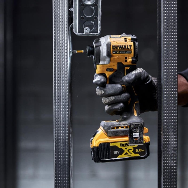 Zakrętarka udarowa 18V 2x2Ah 206Nm DeWALT