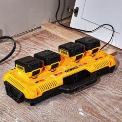 Ładowarka 4-portowa DCB104 + 2 akumulatory 12Ah DeWalt