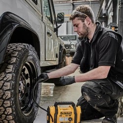Kompresor samochodowy DeWALT DCC018N 11bar zasilany na 3 sposoby + zasilacz DeWALT N557515 230V z przewodem do kompresora