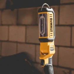 Latarka akumulatorowa DeWALT DCL050 LED 18V XR 250/450lm przegubowa BODY