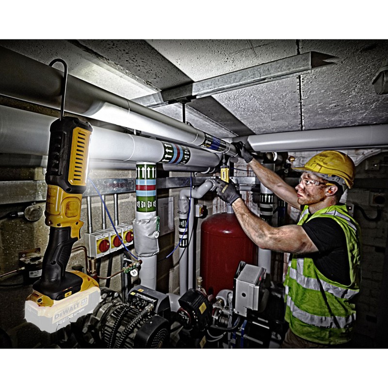 Latarka akumulatorowa DeWALT DCL050 LED 18V XR 250/450lm przegubowa BODY