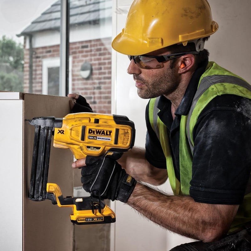 Zszywacz akumulatorowy DeWALT DCN681N XR 18V BL 18Ga BODY karton
