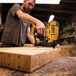 Zszywacz akumulatorowy DeWALT DCN681N XR 18V BL 18Ga BODY karton