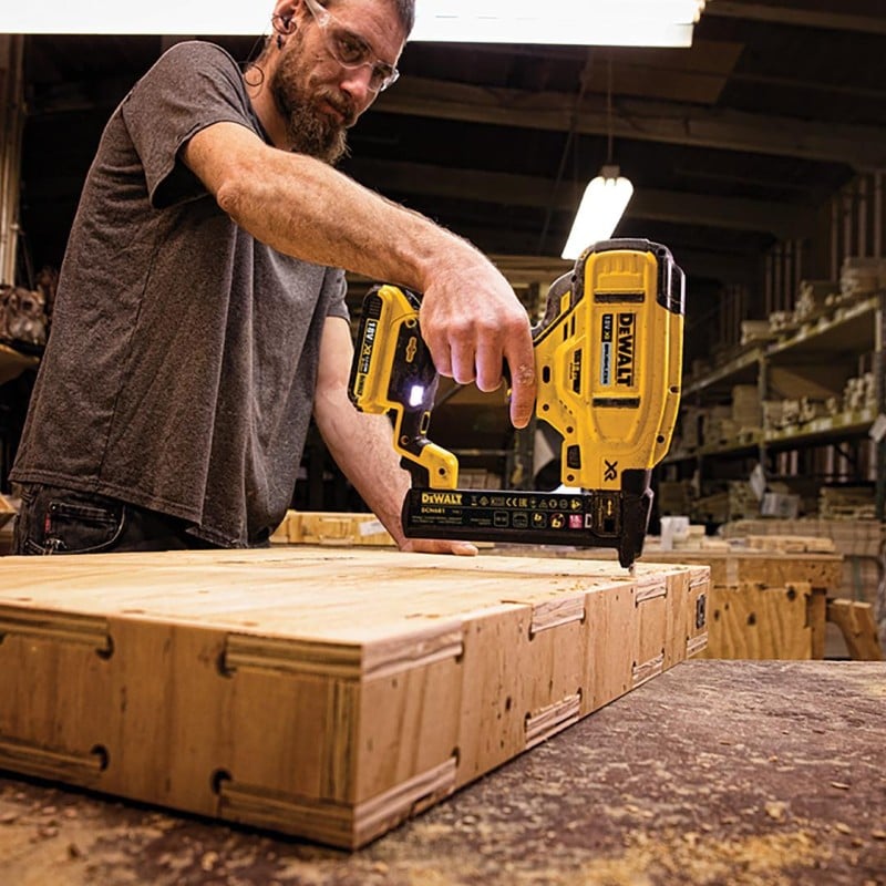 Zszywacz akumulatorowy DeWALT DCN681N XR 18V BL 18Ga BODY karton