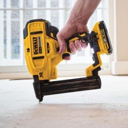 Zszywacz akumulatorowy DeWALT DCN681N XR 18V BL 18Ga BODY karton