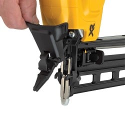 Akumulatorowa sztyfciarka DeWalt DCN662NT XR 18V BL 16Ga 32-64mm BODY walizka