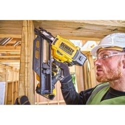 Zestaw COMBO DeWALT DCK246P2T: Gwoździarka DCN930+ Sztyfciarka DCN660 2x5Ah ładowarka walizka
