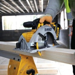 Pilarka tarczowa 18V 165mm 2x5Ah DEWALT DCS391P2