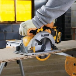 Pilarka tarczowa 18V 165mm 2x5Ah DEWALT DCS391P2