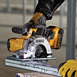 Pilarka tarczowa DEWALT DCS373M2 18V 2x4Ah 140mm