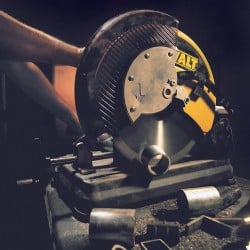 Przecinarka do metalu 355mm 2200W DEWALT DW872-QS