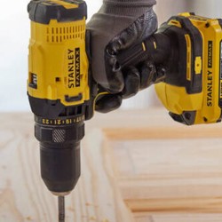 Akumulatorowa wiertarko-wkrętarka STANLEY FATMAX SFMCD700D2A-QW 18V 2x2Ah + akcesoria 100 sztuk, walizka