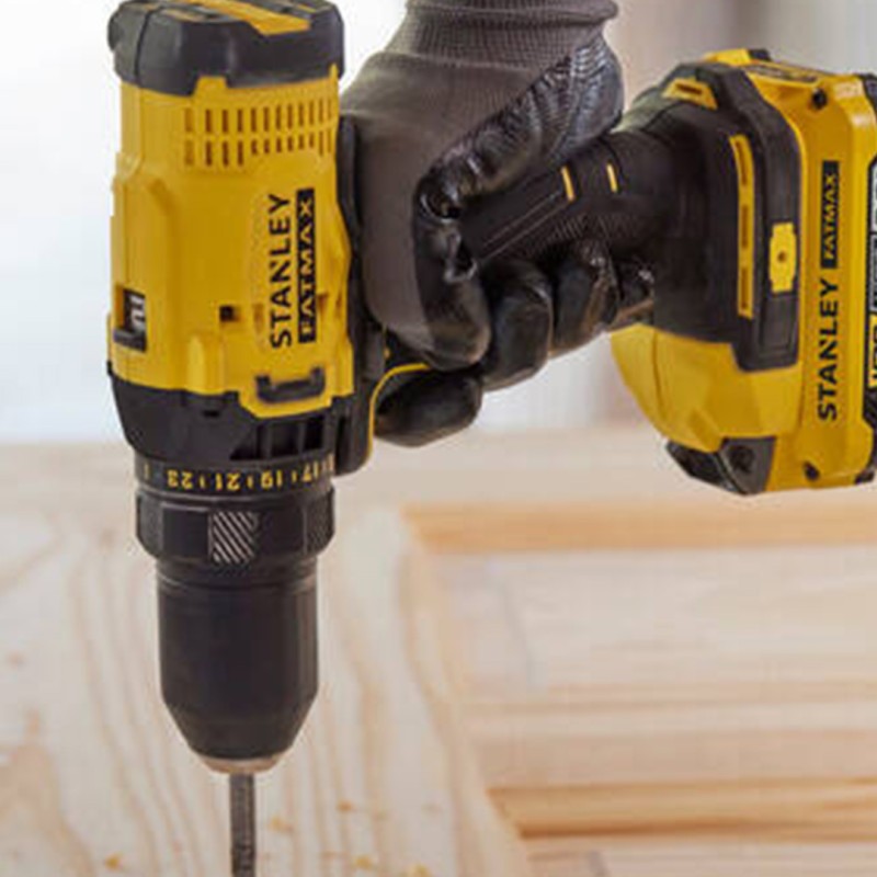 Akumulatorowa wiertarko-wkrętarka STANLEY FATMAX SFMCD700D2A-QW 18V 2x2Ah + akcesoria 100 sztuk, walizka