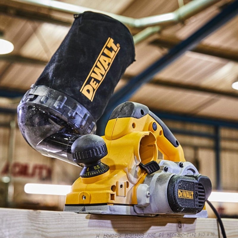 Strug 1050W 82mm 0-4mm DEWALT D26500K
