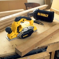 Strug 1050W 82mm 0-4mm DEWALT D26500K