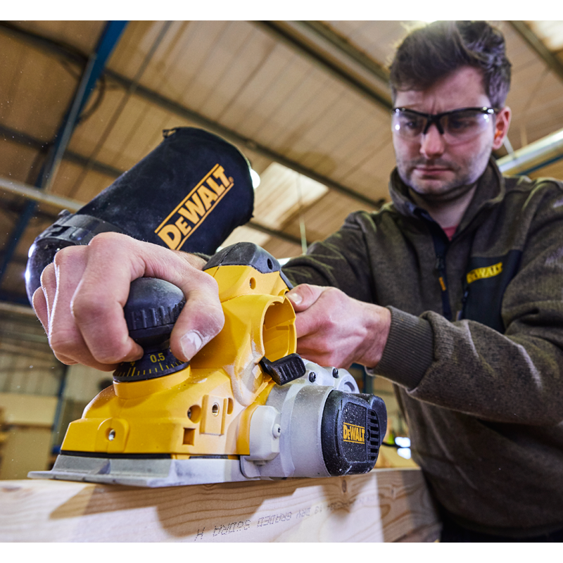 Strug DEWALT D26500 1050W 82mm 0-4mm