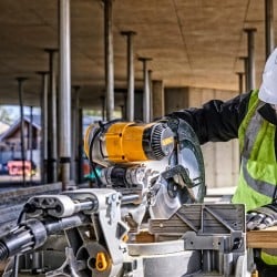 Pilarka ukośnica DeWalt DWS780+ stół długi DE7023