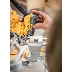 Pilarka ukosowa ukośnica DeWALT DCS782XW2 18V XR BL 2x8Ah 305mm XPS