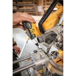 Pilarka ukosowa ukośnica DeWALT DCS782XW2 18V XR BL 2x8Ah 305mm XPS