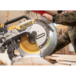 Pilarka ukosowa ukośnica DeWALT DCS782XW2 18V XR BL 2x8Ah 305mm XPS