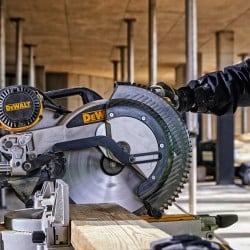 Piła ukośnica DEWALT DWS780 305mm 1675W XPS