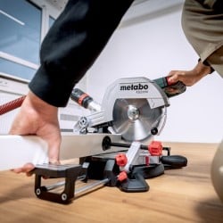 Pilarka ukośnica kapówka Metabo KS 216 M 610216000 216x30 mm 1100W 5000rpm