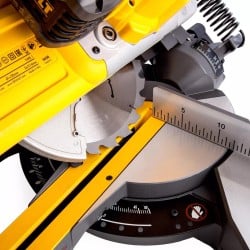 Piła ukośnica DEWALT DCS777T2 216mm 54V XR 2x6Ah