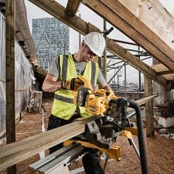 Piła ukośnica DEWALT DCS777T2 216mm 54V XR 2x6Ah
