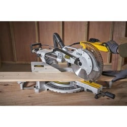 Pilarka ukośnica z podwójnym ślizgiem STANLEY SM1800-QS 254 mm 1800 W