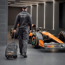 Plecak narzędziowy z kółkami DeWALT DWST60101-9 McLaren 25kg teleskopowy