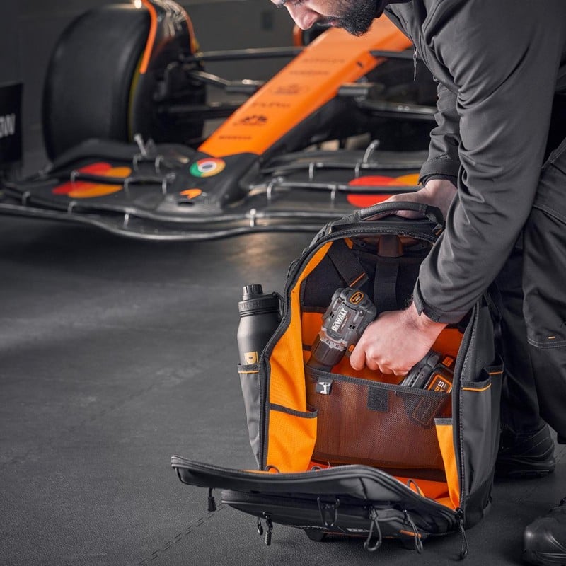 Plecak narzędziowy z kółkami DeWALT DWST60101-9 McLaren 25kg teleskopowy