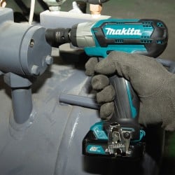 Akumulatorowy klucz udarowy Makita TW141DSAE 12V max CXT 1/2" 145 Nm walizka