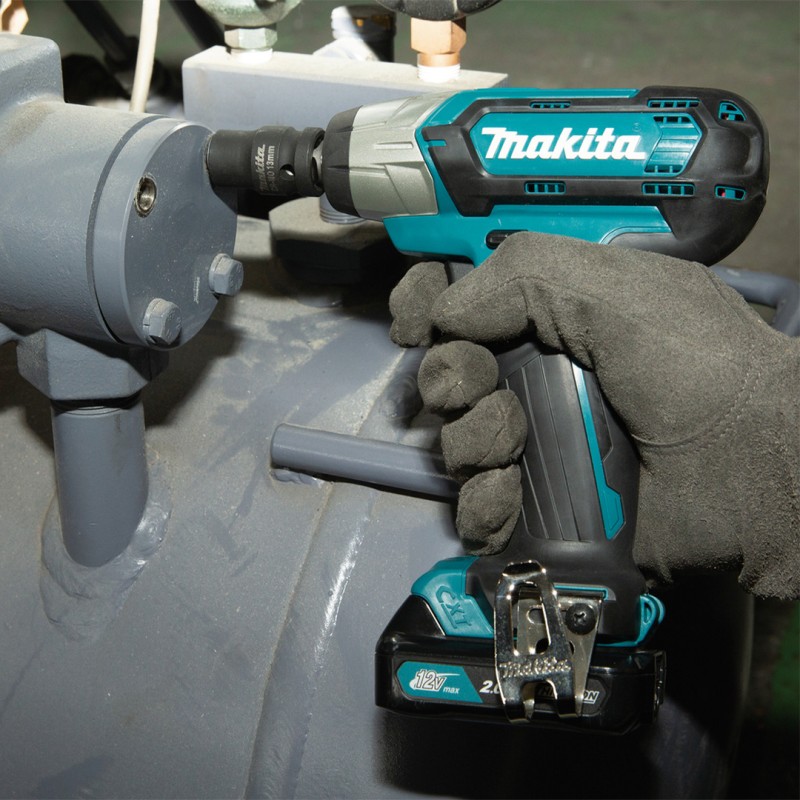Akumulatorowy klucz udarowy Makita TW141DSAE 12V max CXT 1/2" 145 Nm walizka