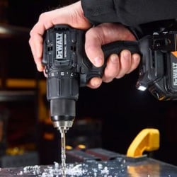 Wiertarko-wkrętarka udarowa DeWALT DCD86MP2KT-QW 2x5Ah McLaren miara+bity walizka