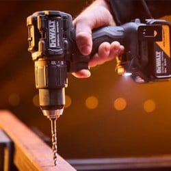 Wiertarko-wkrętarka udarowa DeWALT DCD86MP2T-QW 2x5Ah McLaren BL walizka