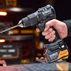 Wiertarko-wkrętarka udarowa DeWALT DCD86MP2T-QW 2x5Ah McLaren BL walizka