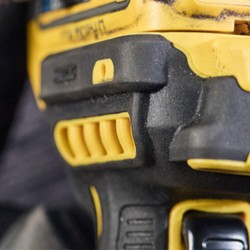 Akumulatorowa szlifierka kątowa DeWALT DCG404NT-XJ 18V XR BL BODY walizka