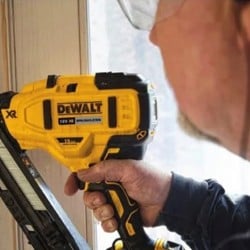 Akumulatorowa gwoździarka DeWALT DCN650P2-QW 18V 2x5Ah Li-Ion XR BL 15Ga walizka